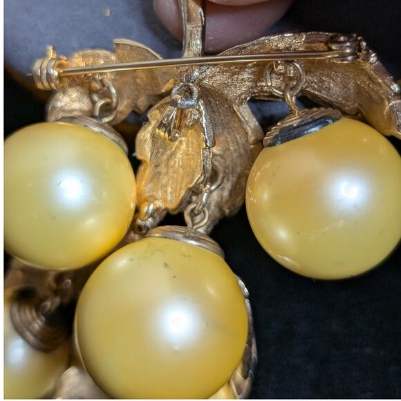 Vintage Rare LISA SCHALLERT Golden Faux Pearl Nouveau Articulated Grapes Brooch - Picture 8 of 12